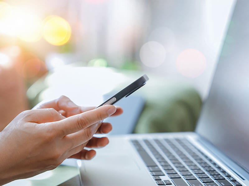 紙のダイレクトメールとスマートフォンやWebを組み合わせた顧客接点づくりを解説した記事