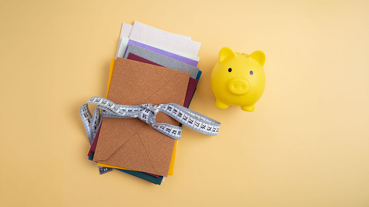 郵便料金値上げと郵送コスト対策のイメージ