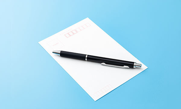 返信はがきや確認書類のイメージ